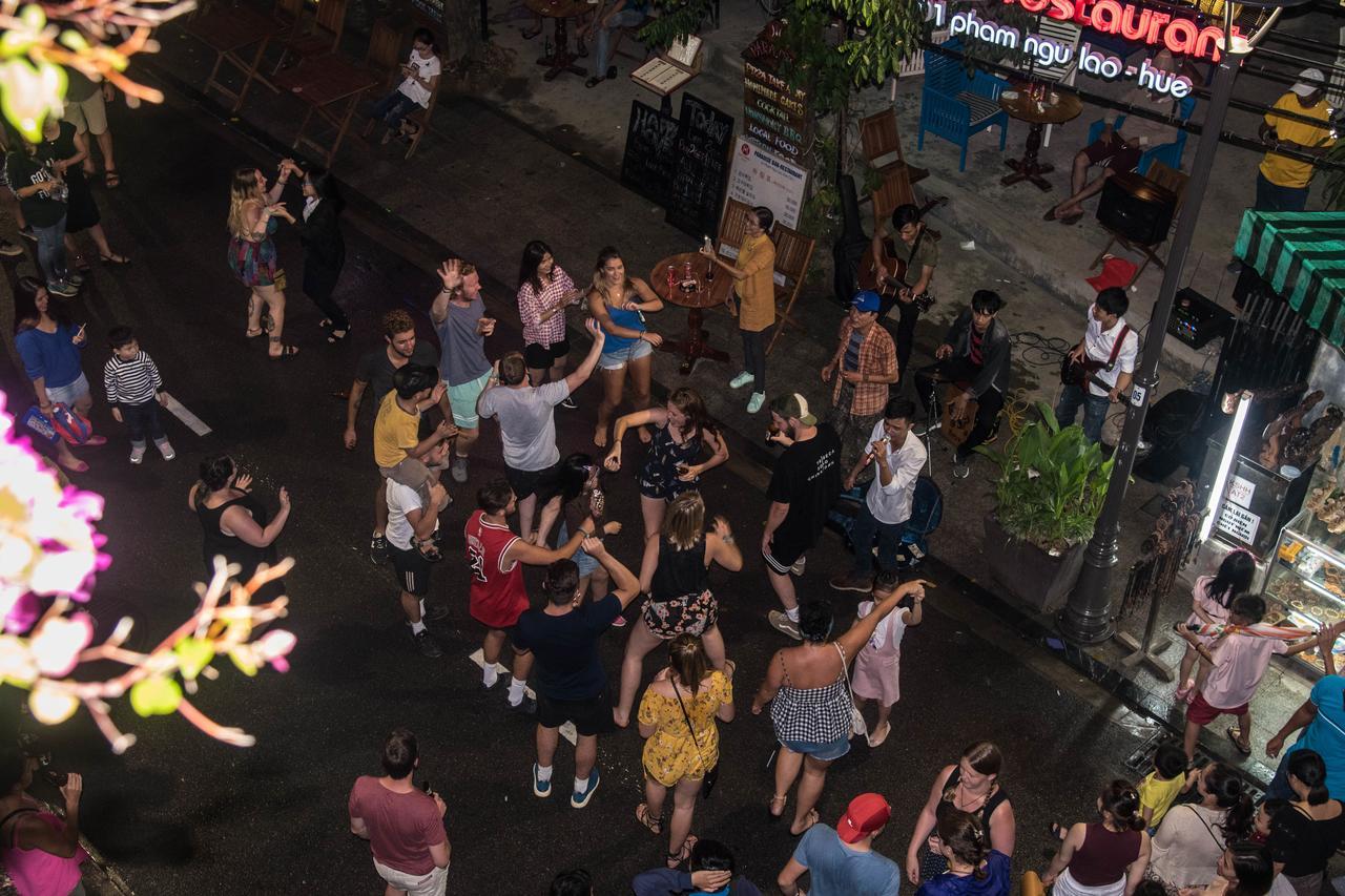Vietnam Backpacker Hostels - Хюэ Экстерьер фото